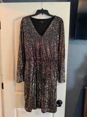 Black & Gold Sequin V-Neck Long Sleeve Dress